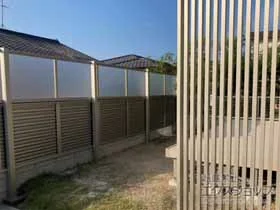 YKKAPのフェンス・柵 シンプレオフェンスP1F型 目隠しポリカパネル 2段支柱 自立建て用 施工例