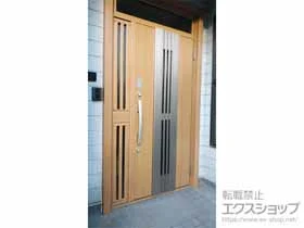 LIXIL リクシル(トステム)の玄関ドア リシェント玄関ドア3 断熱K4仕様 片袖飾り仕様(ランマ付)R M84型 ※カザスプラス仕様 施工例