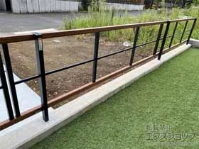 YKKAPのフェンス・柵 ルシアスフェンスH05型　横格子 木調カラー 施工例