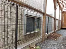 積水樹脂(セキスイ)のフェンス・柵 メッシュフェンス G10-R　自由柱施工 施工例