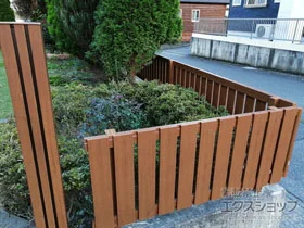 YKKAPのフェンス・柵 ルシアスフェンスH01型 たて板格子 木調カラー・自由柱施工 施工例