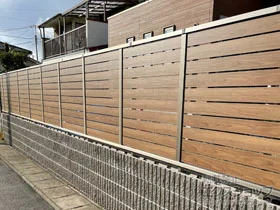 LIXIL(リクシル)のフェンス・柵 フェンスAB YS3型 横スリット3 木調カラー　フリーポールタイプ 施工例