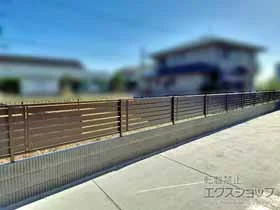 YKKAPのフェンス・柵 シンプレオフェンスSY1F型 横スリット　自由柱施工 施工例