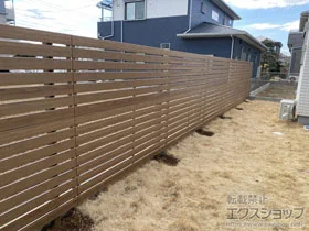 LIXIL リクシル(TOEX)のフェンス・柵 フェンスAA YS3型 横スリット 板張り 木調カラー アルミ多段柱使用（パネル2段） 施工例
