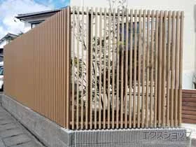 YKKAPのフェンス ルシアス スクリーンフェンスS02型 木調色 施工例