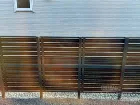 LIXIL(リクシル)のフェンス・柵 フェンスAB YS3型 横スリット3 木調カラー アルミ多段柱 施工例