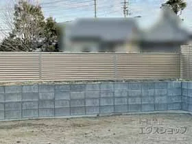 YKKAPのフェンス・柵 ルシアスフェンスF05型 横ルーバー　自由柱施工 施工例