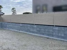 YKKAPのフェンス・柵 ルシアスフェンスF05型 横ルーバー　自由柱施工 施工例