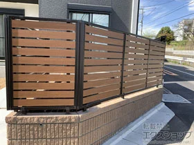 YKKAPのフェンス・柵 ルシアスフェンスF04型 横板 木目カラー　自由柱施工 施工例