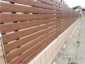 LIXIL(リクシル)のフェンス・柵 フェンスAA YS3型 横スリット 板張り 木調カラー　フリーポールタイプ 施工例