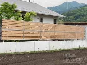 YKKAPのフェンス・柵 ルシアスフェンスF04型 横板 木目カラー 2段支柱 自立建て用（パネル2段） 施工例