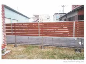 YKKAPのフェンス・柵 ルシアスフェンスF04型 横板 木目カラー 2段支柱 自立建て用（パネル1段） 施工例