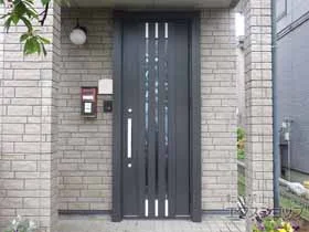 LIXIL リクシル(トステム)の玄関ドア リシェント玄関ドア3 断熱K2仕様 片開き仕様(ランマ無)外観右吊元 M27型 ※手動仕様 施工例