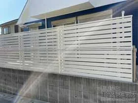 YKKAPのフェンス・柵 シンプレオフェンスSY1F型 横半目隠し 2段支柱 自立建て用（パネル2段） 施工例