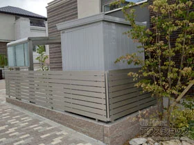 YKKAPのフェンス・柵 ルシアスフェンスH02型 横板格子　自由柱施工 施工例