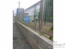 YKKAPのフェンス・柵 シンプレオフェンスM2型 縦井桁メッシュ 自由柱施工 施工例