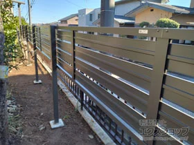 LIXIL(リクシル)のフェンス・柵 フェンスAB YS3型 横スリット3 アルミ多段柱仕様（上段のみ） 施工例