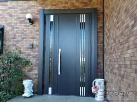 LIXIL リクシル(トステム)の玄関ドア リシェント玄関ドア3 断熱K2仕様 親子仕様(ランマ無)外観右吊元 M83型 ※FamiLock仕様 施工例