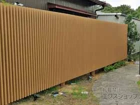 YKKAPのフェンス・柵 ルシアス スクリーンフェンスS02型 木調色　自由柱施工 施工例