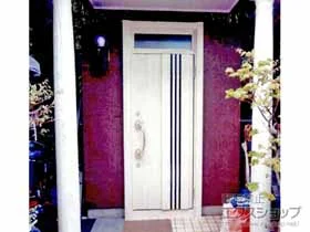 LIXIL リクシル(トステム)の玄関ドア リシェント玄関ドア3 断熱K4仕様 片開き仕様(ランマ付)外観右吊元 M83型 ※手動仕様 施工例