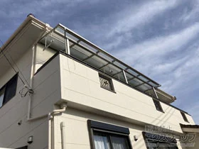 YKKAPのバルコニー屋根 ソラリア F型 屋根タイプ 連棟 積雪〜20cm対応+吊り下げ式固定物干し 標準タイプ 長さ:標準（2本入り）×2セット 施工例