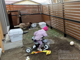 のフェンス・柵 モクアルフェンス 目隠しタイプ+横板タイプ 2段支柱 自立建て用 施工例