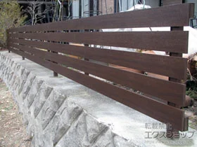 YKKAPのフェンス・柵 ルシアスフェンスH02型 横板格子 木調色 自由柱施工 施工例