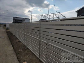 YKKAPのフェンス・柵 シンプレオフェンスSY1F型 横半目隠し 2段支柱 自立建て用 施工例