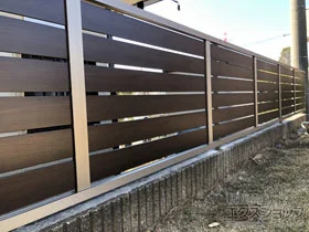 LIXIL(リクシル)のフェンス・柵 フェンスAB YS3型 横スリット3 複合色　フリーポールタイプ 施工例