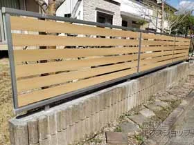 YKKAPのフェンス ルシアスフェンスF04型 横板 木調カラー　自由柱施工 施工例