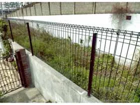 LIXIL(リクシル)のフェンス・柵 メッシュフェンスA型［スチール製］自在柱式 施工例