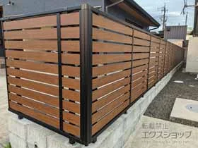 YKKAPのフェンス・柵 ルシアスフェンスF04型 横板 木調カラー 自由柱施工 施工例