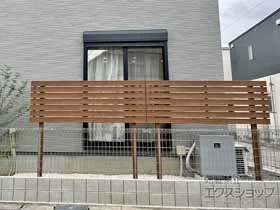 YKKAPのフェンス・柵 ルシアスフェンスH07型 横板 木調カラー 2段支柱 上段のみ自立建て用 施工例