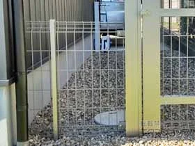 LIXIL(リクシル)のフェンス・柵 ハイグリッドフェンスN8型 フリーポールタイプ 施工例