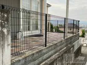 LIXIL(リクシル)のフェンス・柵 ハイグリッドフェンスUF8型　フリーポールタイプ 施工例