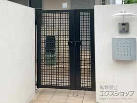 三協アルミの門扉 レジリアハイタイプ TYH型 両開き親子　門柱使用 施工例