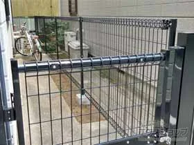 LIXIL(リクシル)のフェンス・柵 ハイグリッドフェンスN1型 間仕切りタイプ 施工例