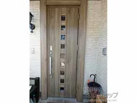 LIXIL リクシル(トステム)の玄関ドア リシェント玄関ドア3 M28型 断熱K4仕様 片開き仕様(ランマ無)外観右吊元 ※FamiLock仕様 施工例