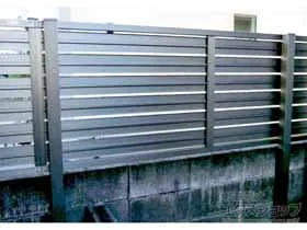 LIXIL(リクシル)のフェンス・柵 フェンスAB YS3型 横スリット3 アルミ多段柱仕様（パネル1段） 施工例