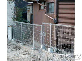 積水樹脂(セキスイ)のフェンス・柵 メッシュフェンス M0　間仕切柱施工 施工例