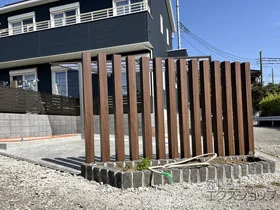 埼玉県横浜市のYKKAPのフェンス・柵 デザイナーズパーツ 枕木材 施工例