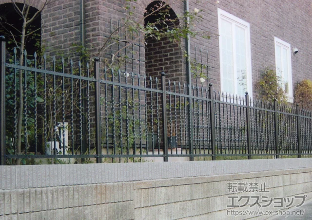神奈川県川崎市のYKKAPのフェンス・柵 トラディシオンフェンス1型 間仕切柱1型 施工例