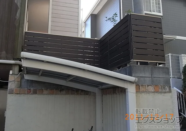 神奈川県四国中央市のLIXIL リクシル(TOEX)のフェンス・柵 ライフモダンII YS型フェンス 複合色 フリーポールタイプ 施工例