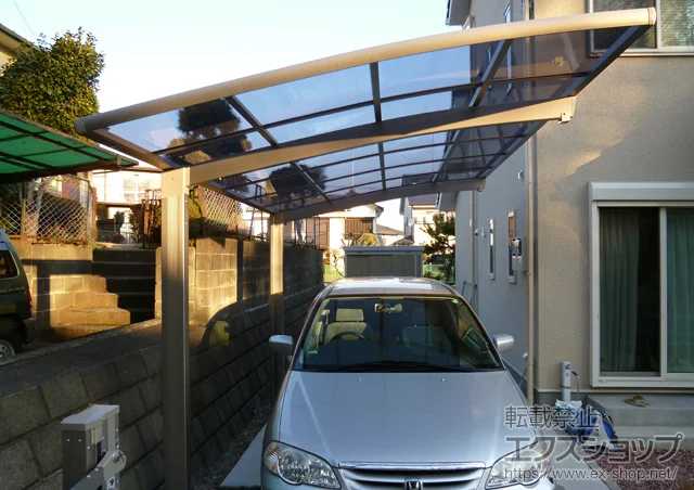 神奈川県青梅市のLIXIL リクシル（トステム）のカーポート カーブポートシグマIII 積雪〜30cm対応+着脱式サポート(補助柱) 2本入り 施工例
