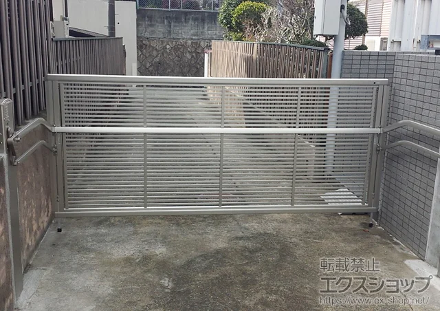 兵庫県川西市のYKKAPのカーゲート エクスラインアップゲート1型 電動タイプ 施工例