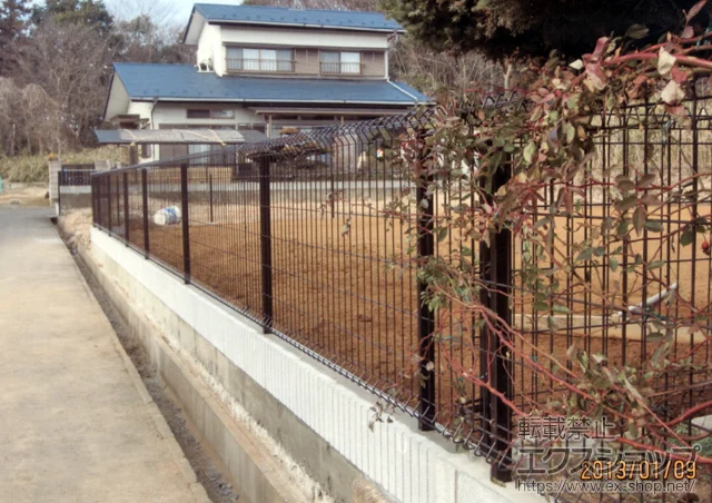茨城県つくば市のYKKAPのフェンス・柵 イーネットフェンス1F型 自由柱タイプ 施工例