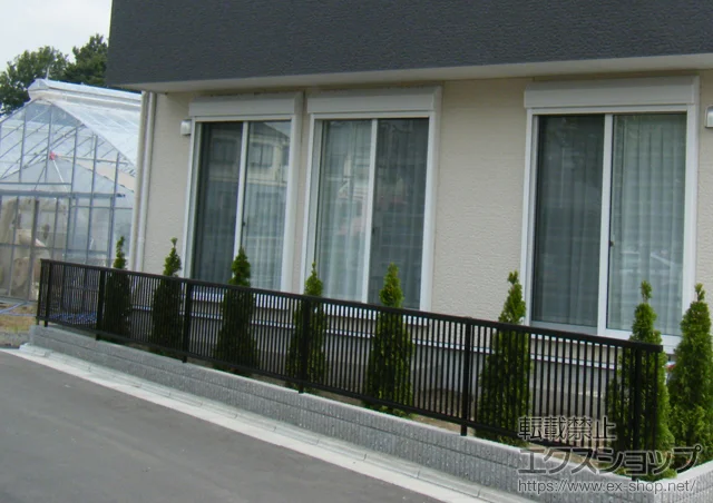 東京都調布市のLIXIL リクシル(TOEX)のフェンス・柵、バルコニー・ベランダ屋根 プリレオR2型フェンス フリーポールタイプ 施工例