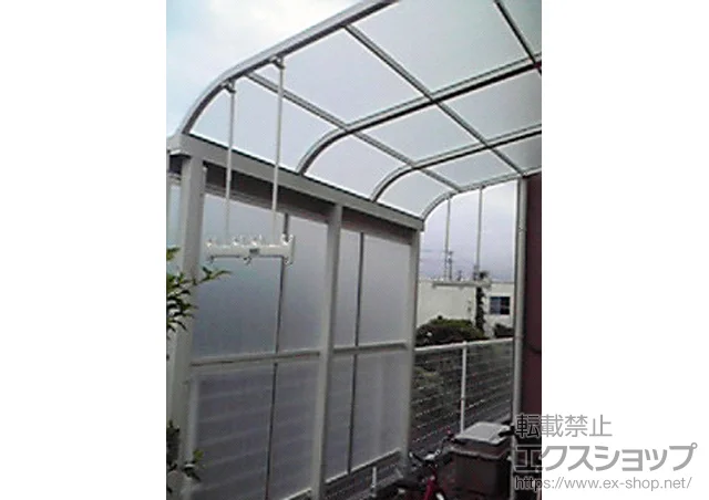 静岡県伊勢原市ののウッドデッキ、テラス屋根 ライザーテラスII R型 テラスタイプ 単体 積雪〜20cm対応+前面パネル 2段仕様 施工例