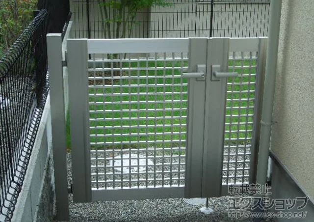 東京都江戸川区のYKKAPの門扉 エクスライン門扉3型 両開き親子 門柱使用 施工例