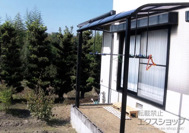 大阪府和泉市のValue Selectのテラス屋根、カーポート プレシオステラス R型 テラスタイプ 単体 積雪〜20cm対応＋吊り下げ式物干し ロング 2本入 施工例